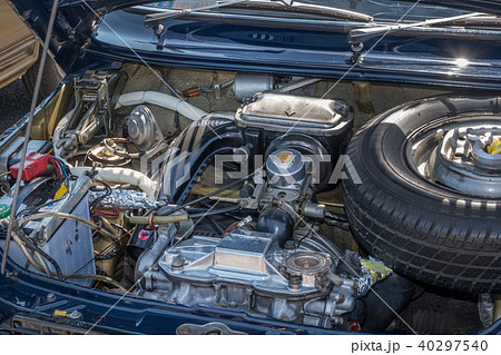 旧車のエンジンルーム Engine Compartment Of A Old Vehicleの写真素材