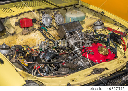 旧車のエンジンルーム Engine Compartment Of A Old Vehicleの写真素材