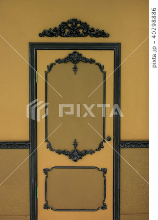 Old dramatic brown doors. 40298886