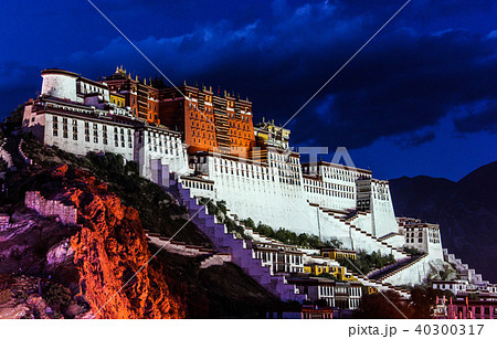 Night Scene of Potala Palace in Lhasa, Tibet 40300317