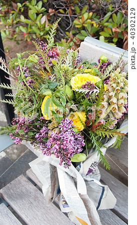 ライラックとガーデンローズのブーケ 花束を君にの写真素材