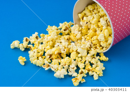 Popcorn in a pack 40303411