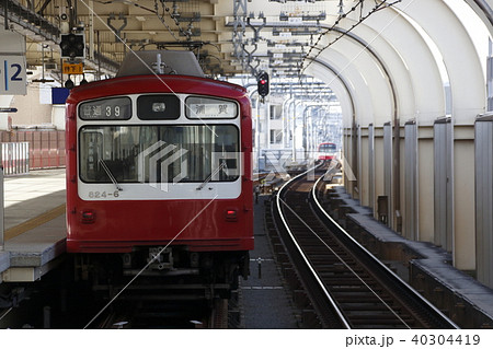 京急蒲田駅下りホームと京浜急行800形 40304419