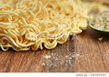 dried instant noodles on wooden 40305505
