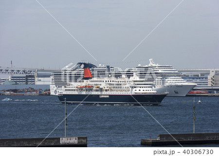 横浜港の横浜航路を出港するにっぽん丸 40306730