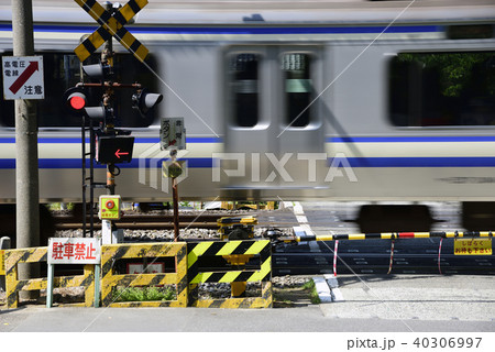 横須賀線が通過する踏切 40306997