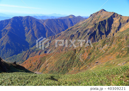 谷川岳 肩ノ小屋と避難小屋の中間地点から南西側の阿能川岳と、爼倉を見る 40309221