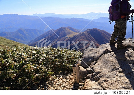 谷川岳 肩ノ小屋付近の天神ザンゲ岩と天神平方面の眺望 40309224