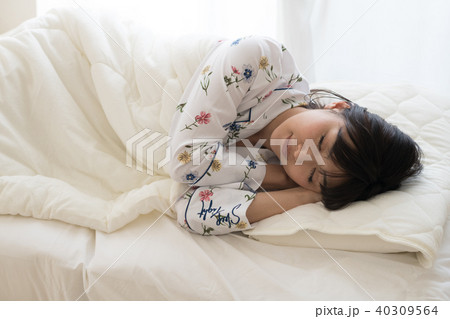 眠る若い日本人女性 眠る若い日本人女性 40309564