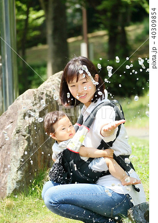 ママと赤ちゃん水遊び 40309854