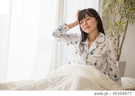 睡眠不足の若い女性 起床イメージ 睡眠不足の若い女性 起床イメージ 40309977