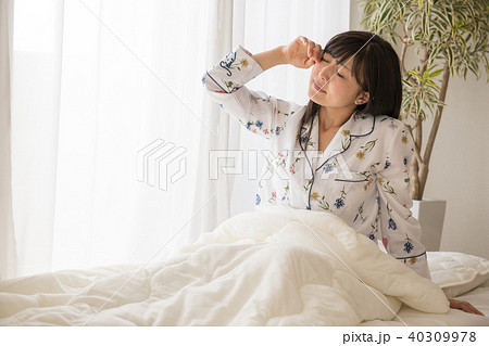 睡眠不足の若い女性 起床イメージ 睡眠不足の若い女性 起床イメージ 40309978