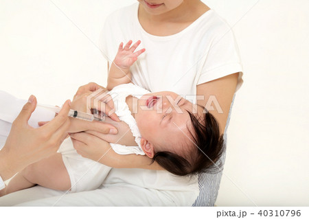 お母さんに抱かれ注射をされる赤ちゃんの泣き顔 40310796