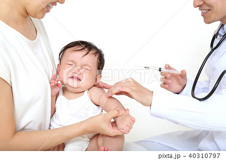 お母さんに抱かれ注射をされる赤ちゃんの泣き顔 40310797