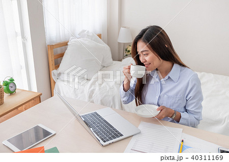 Asian businesswoman drinking coffee and work 40311169