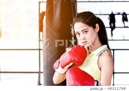 Female with red boxing gloves Female with red boxing gloves 40311798