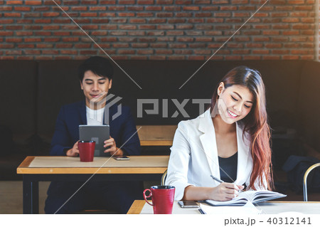 Businesswoman working at a coffee shop 40312141