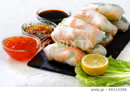 Vietnamese spring rolls - rice paper, lettuce 40313266