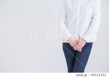 股をおさえる人 股をおさえる人 40313532