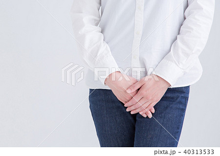 股をおさえる人 股をおさえる人 40313533