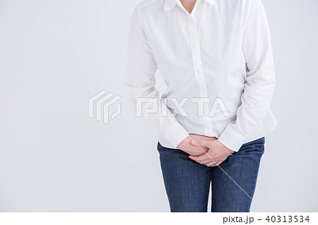 股をおさえる人 40313534