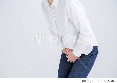 股をおさえる人 40313536