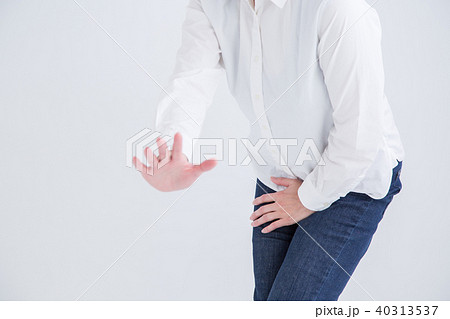 股をおさえる人 40313537