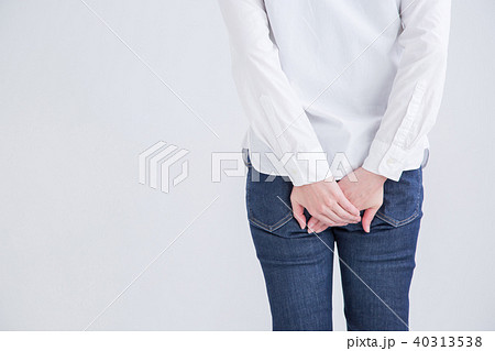 お尻をおさえる人 40313538