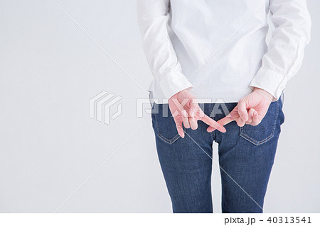 お尻の前でバツを作る人 40313541