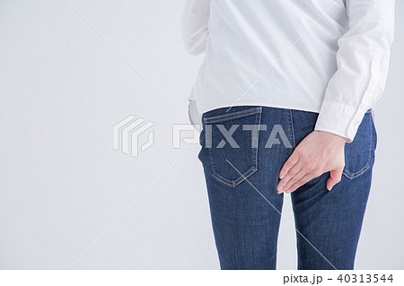 お尻をおさえる女性 40313544