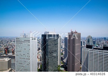 快晴の春の東京 西新宿 北東方向 林立する高層ビル群の俯瞰 18 04の写真素材