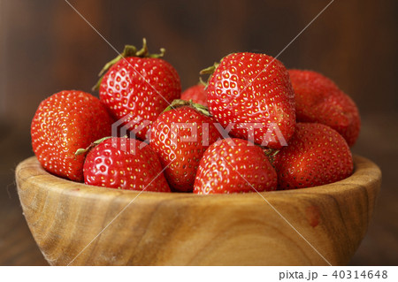 ripe strawberry in a wooden plate ripe strawberry in a wooden plate 40314648
