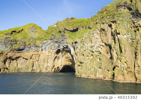 ヘイマエイ島行きのフェリーからみたヘイマエイ島 40315302