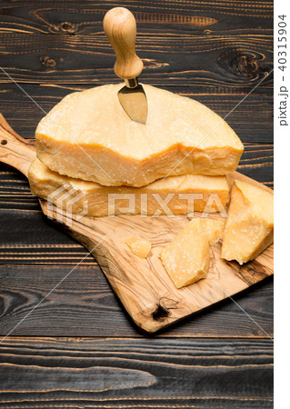 pieces of parmesan or parmigiano cheese and grapes 40315904