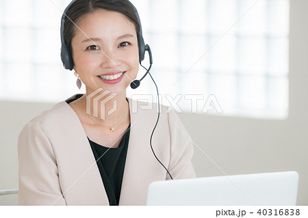 コールセンターで働く女性　オペレーター 40316838