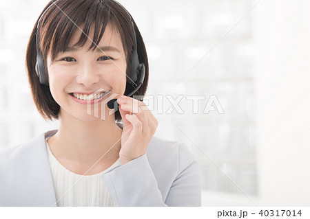 ビジネスウーマン　コールセンターのオペレーター 40317014