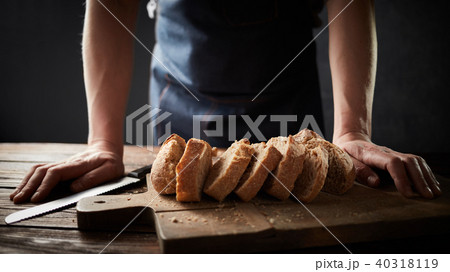 Whole grain bread put on a kitchen plate with a chef, Whole grain bread put on a kitchen plate with a chef, 40318119