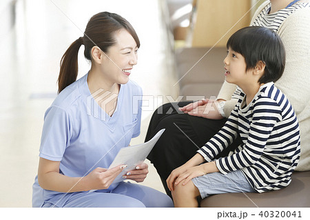 医療　病院　看護師と子供 40320041