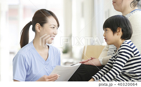 医療　病院　看護師と子供 40320064