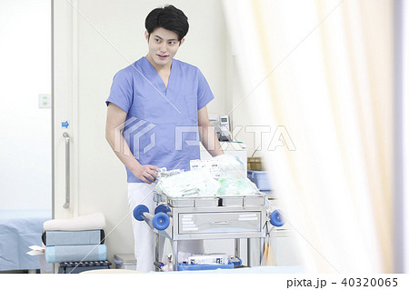 病院 処置室 男性看護師 病院 処置室 男性看護師 40320065