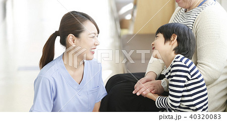 医療　病院　看護師と子供 40320083