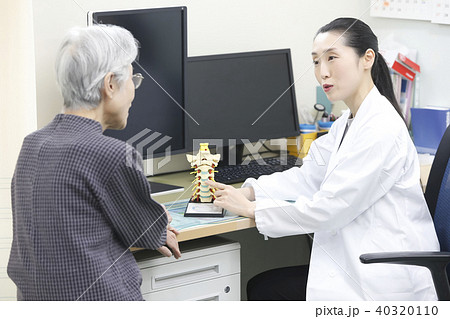 整形外科　診察　女医 40320110