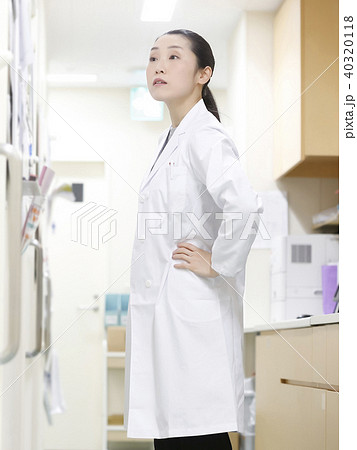 医療　バックヤード　女性医師 40320118