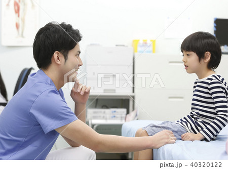 医療 診察 看護師と男の子 医療 診察 看護師と男の子 40320122