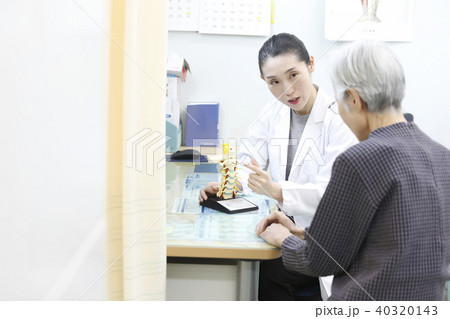 整形外科 診察 女医 整形外科 診察 女医 40320143