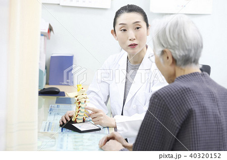 整形外科　診察　女医 40320152