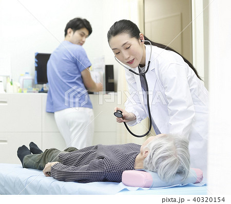 病院　診察　女医 40320154
