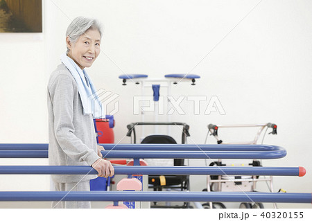 リハビリ　シニア女性 40320155