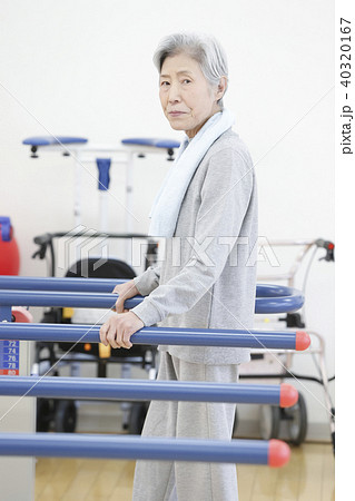 リハビリ　シニア女性 40320167