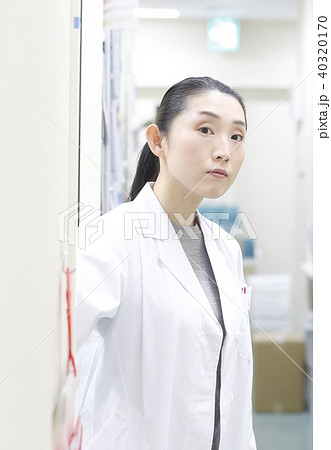 医療　バックヤード　女性医師 40320170